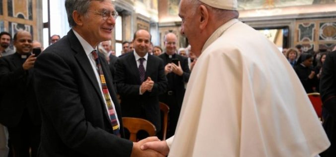 Папата: Комуникацијата мора да биде инклузивна и вистинита