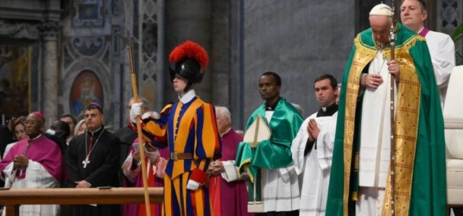 Папата: Да научиме да ги читаме настаните со очите на верата