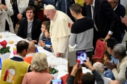 Папата Фрањо јадеше со сиромашните