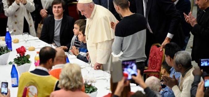 Папата Фрањо јадеше со сиромашните