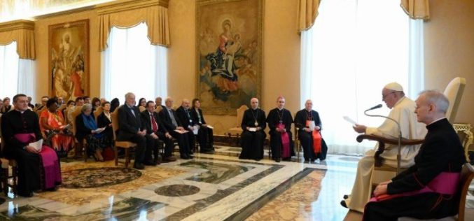 Папата Фрањо до учителите: Бидете внимателни со „идеолошката колонизација“