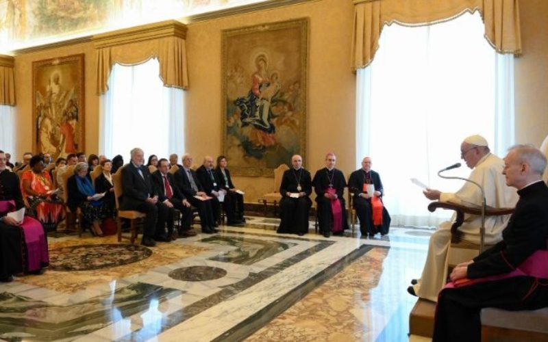 Папата Фрањо до учителите: Бидете внимателни со „идеолошката колонизација“