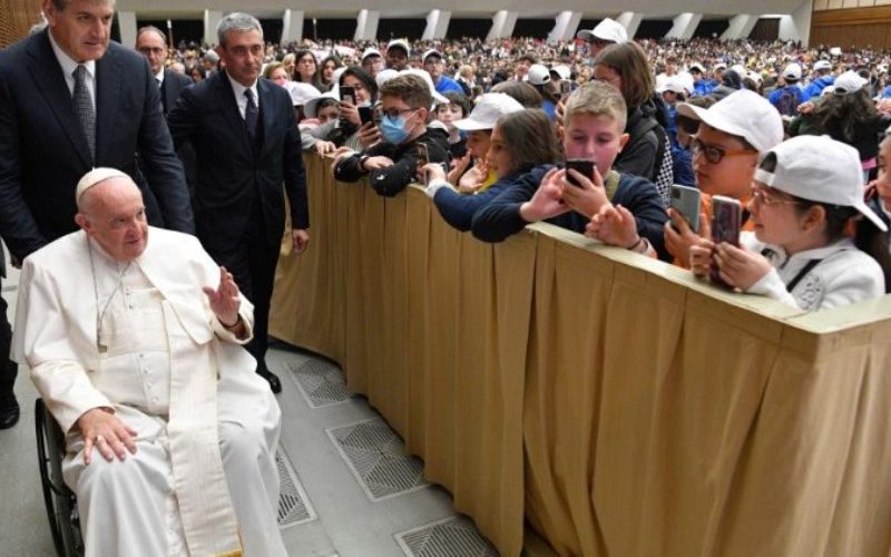 Папата до младите: Сонувајте за мир!