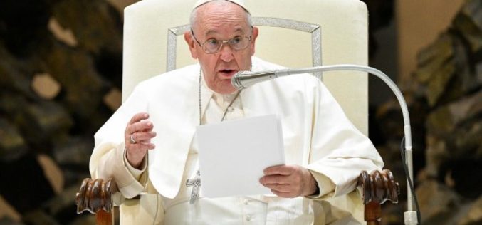 Папата: Добрите одлуки донесуваат внатрешен мир