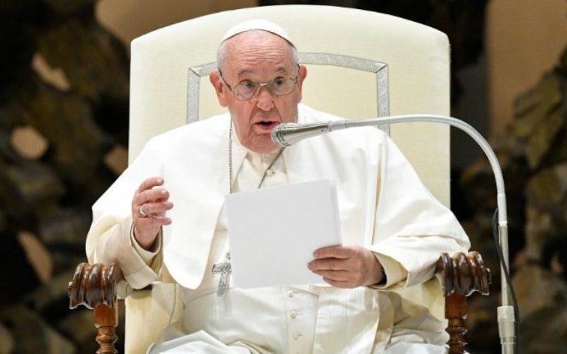 Папата: Добрите одлуки донесуваат внатрешен мир