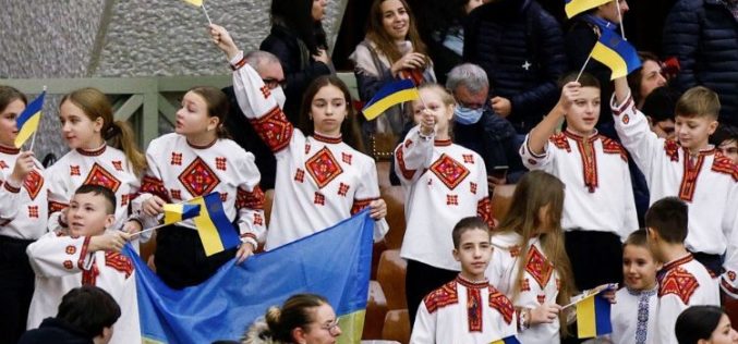 Папата: Помогнете му на украинскиот народ за време на Божиќ