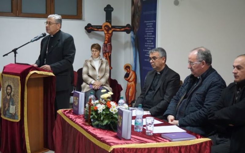 Промовирана книгата „Единствено во Бог е честа и славата“ од бискупот Киро Стојанов
