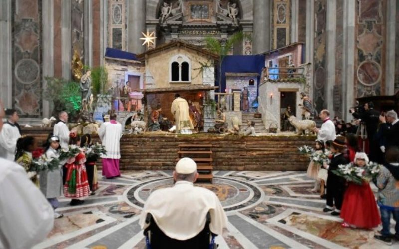 Папата: Божиќните јасли се повик да му служиме на Исус во сиромашните
