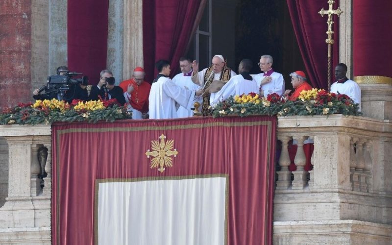 Папата во пораката Urbi et orbi: Светот страда поради недостаток на мир