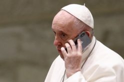 Папата телефонски разговараше со млад татко и вдовец