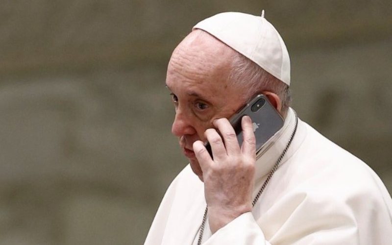Папата телефонски разговараше со млад татко и вдовец