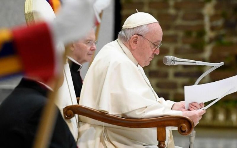 Папата: Внимавајте Божиќ да не се сведе на секуларна карикатура