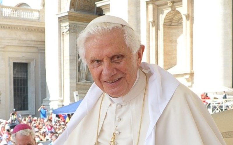 Матео Бруни: Почесниот Папа е свесен и буден