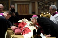 Телото на покојниот папа Бенедикт XVI е изложено во базиликата Свети Петар