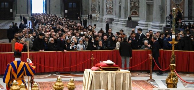Илјадници луѓе оддаваат почит на почесниот Папа Бенедикт XVI