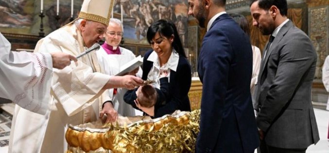 Папата крсти 13 деца: Денот на крштението е како роденден