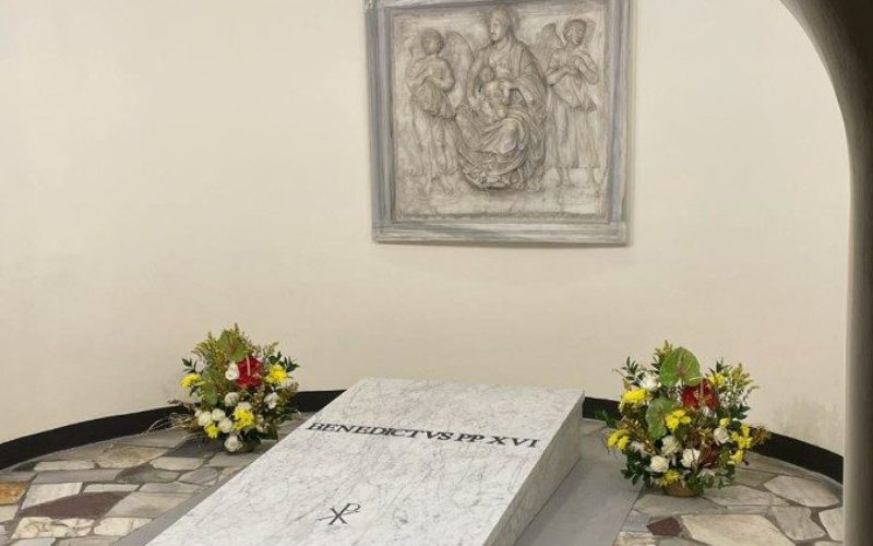 Гробот на Бенедикт XVI е достапен за молитва на посетителите