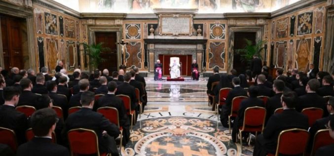 Папата: Бог повикува пред сѐ да им служиме на најранливите