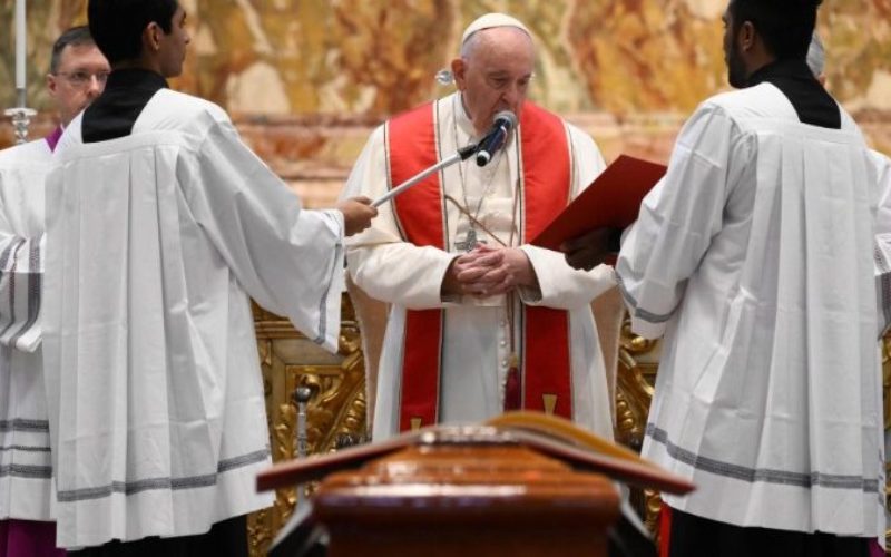 Папата се прости од кардинал Џорџ Пел