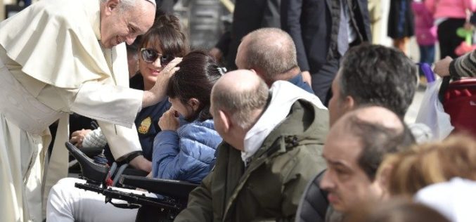 Папата ги повикува верниците да патуваат заедно со сочувство за болните