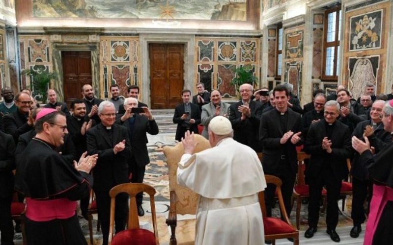 Папата до свештениците: „Не“ за кариеризмот