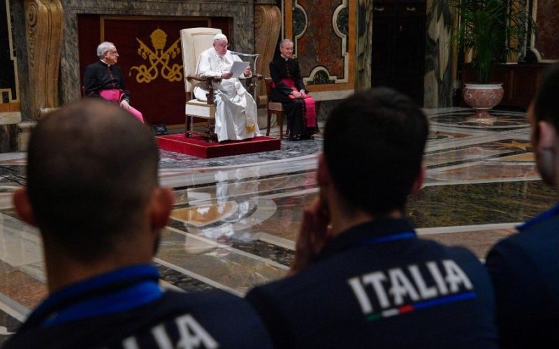 Папата Фрањо: Спортот е во служба на човекот