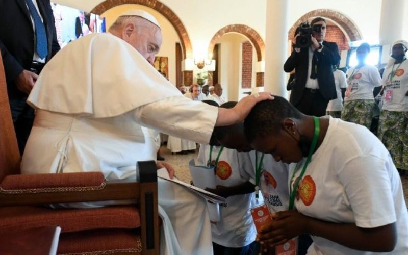 Преживеаните од насилството во ДРК со Папата споделија потресни доживувања