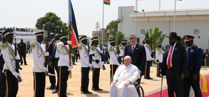 Папата се враќа во Рим од Апостолското патување во Африка