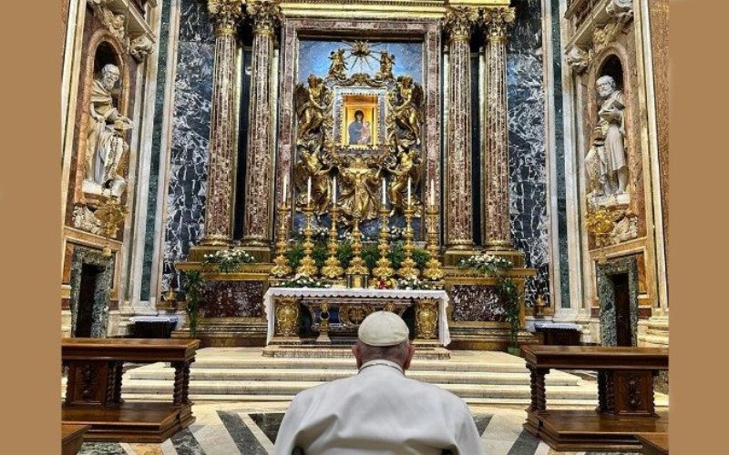 Папата Фрањо се заблагодари на Богородица по враќањето во Рим