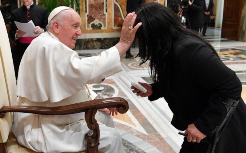Папата: Во градовите глуви на сочувство, да го слушнеме плачот на болните