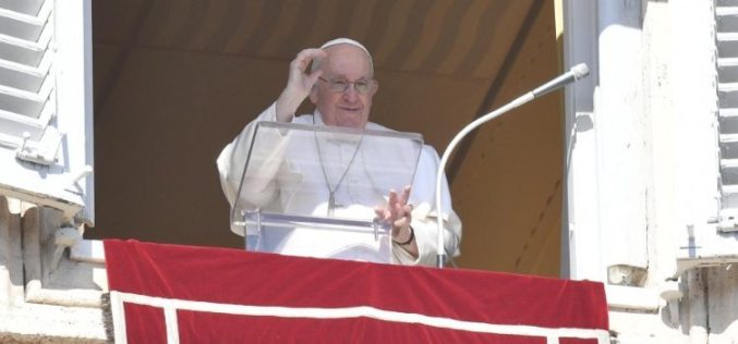 Папата: Љубовта дава смисла на заповедите