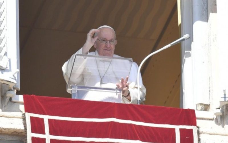 Папата: Љубовта дава смисла на заповедите
