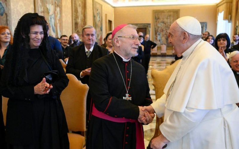 Папата Фрањо: Знаењето и верата ја осветлуваат темнината на омразата