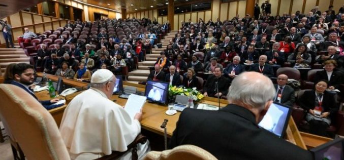 Папата: Лаиците не се „гости“ во Црквата