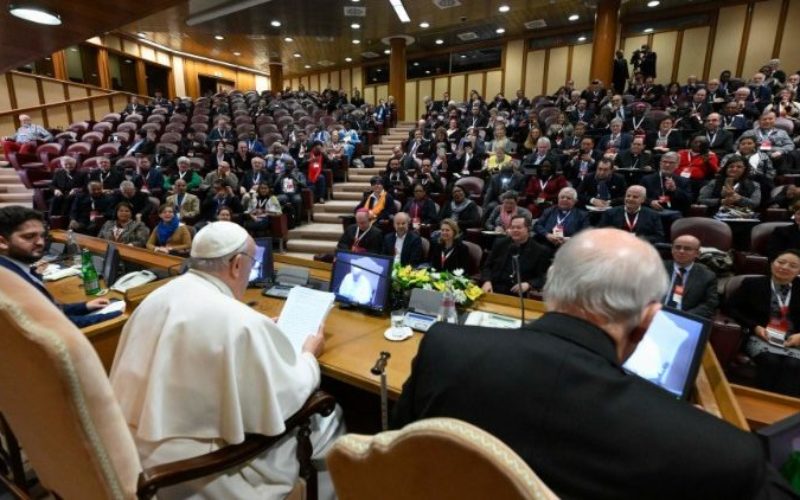 Папата: Лаиците не се „гости“ во Црквата