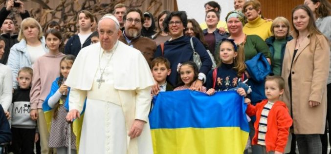 Папата Фрањо повика на прекин на „апсурдната и сурова“ војна во Украина