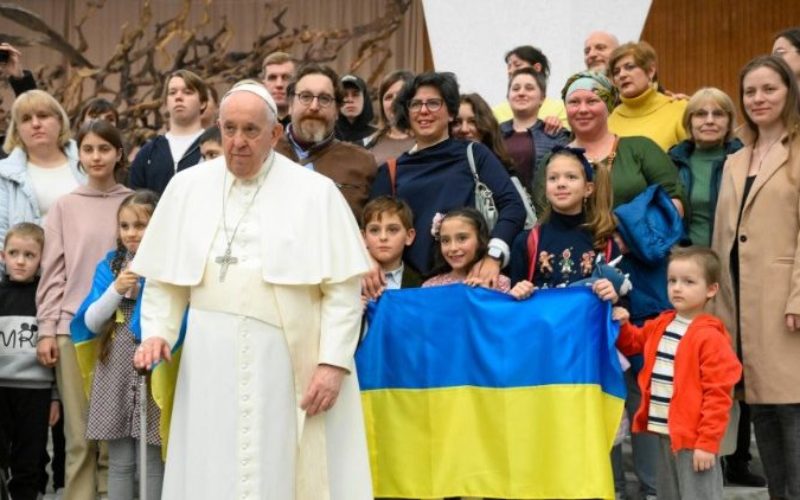 Папата Фрањо повика на прекин на „апсурдната и сурова“ војна во Украина