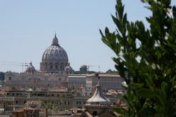 Папата ги укина привилегиите за изнајмување згради кои му припаѓаат на Ватикан
