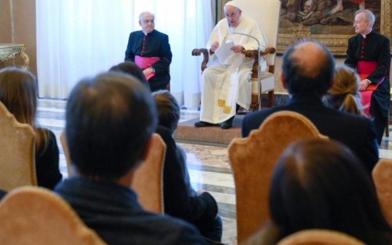 Папата им порача на медиумите да ја „глобализираат“ солидарноста, а не рамнодушноста