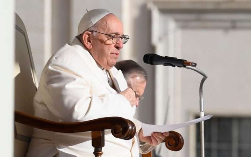 Папата Фрањо е хоспитализиран поради респираторна инфекција
