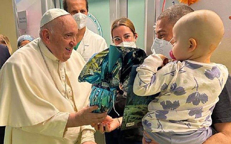 Папата Фрањо го посети детскиот онколошки оддел во болницата Гемели