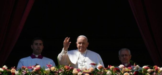 Папата Фрањо ја упати пораката Urbi et orbi – до Градот и светот