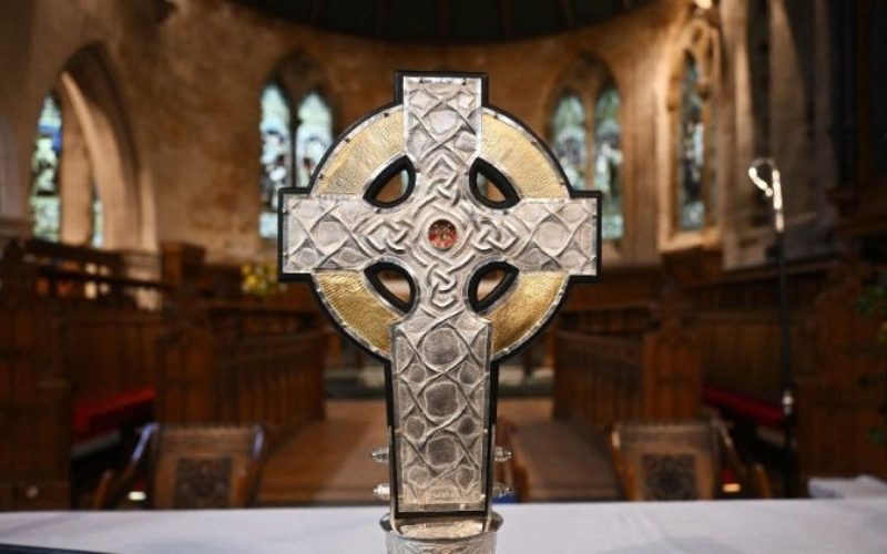 Светиот Престол му подари на кралот Чарлс III. фрагменти од моштите на Крстот Христов