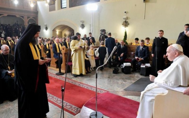 Папата Фрањо ја посети источната католичка заедница во Унгарија