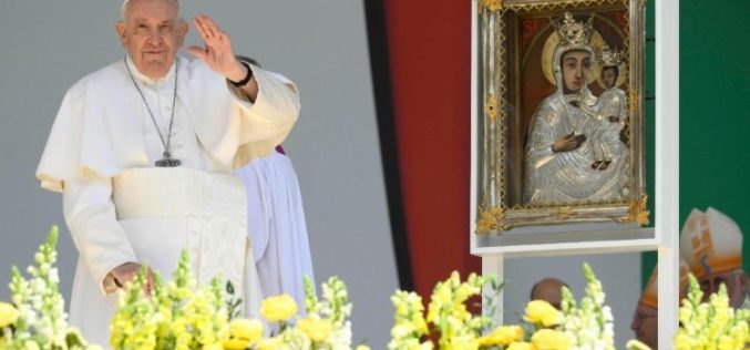 Папата на Литургијата во Унгарија: Христос нè повикува по име и нѐ испраќа