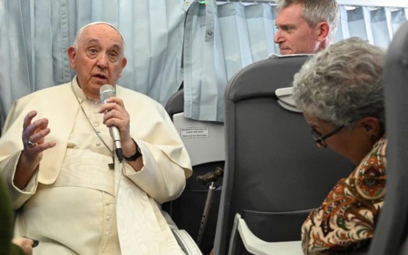 Папата се врати од Унгарија во Рим