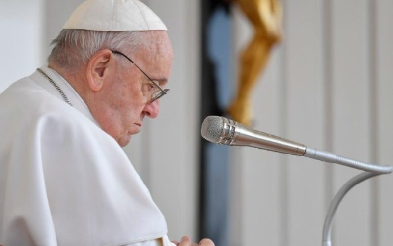 Папата: Месец мај нека биде молитва за мир и крај на војната