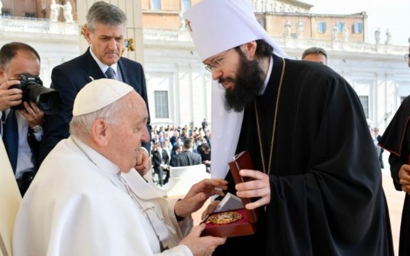 Рускиот митрополит Антониј го поздрави Папата