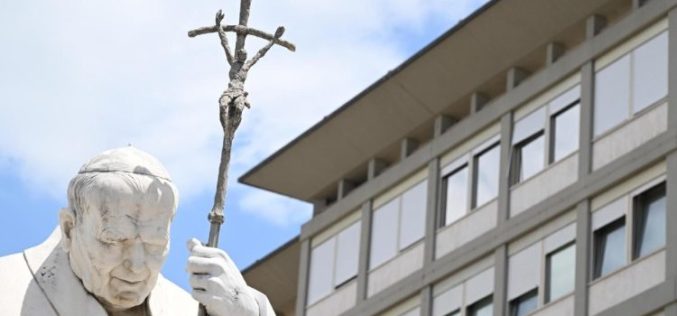 Папата Фрањо добро се опоравува во болницата Гемели