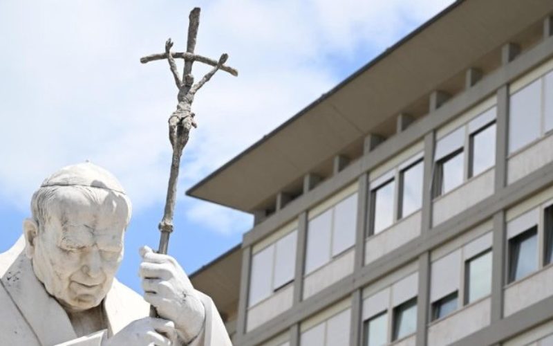 Папата Фрањо добро се опоравува во болницата Гемели
